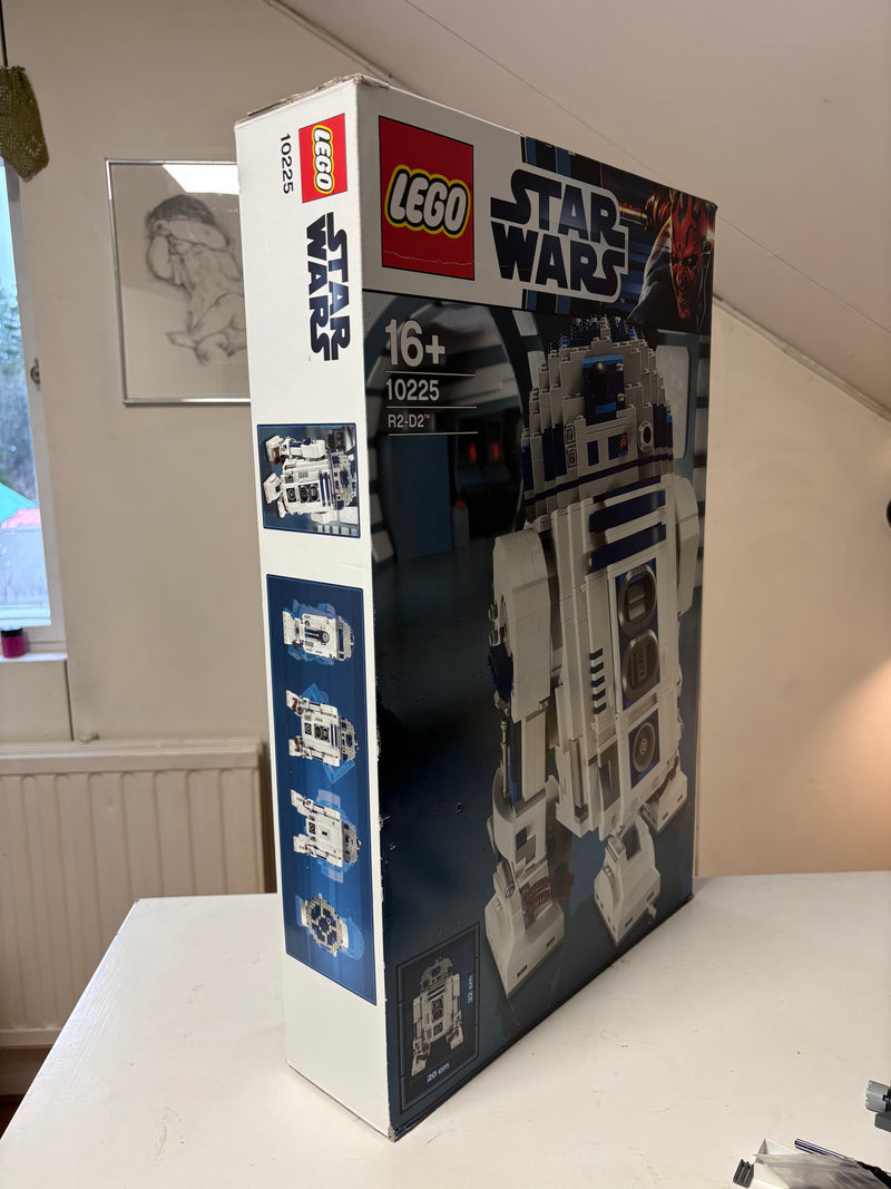 Lego Star Wars 10225 R2-D2 - UCS