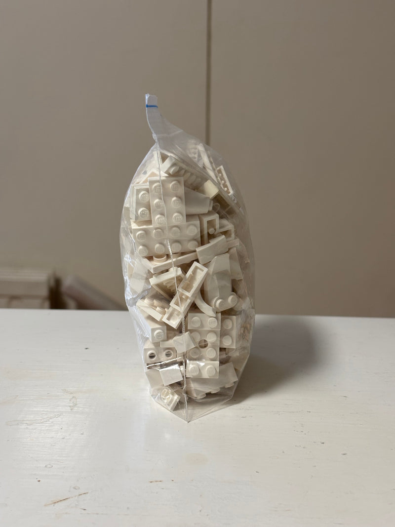 Väreittäin lajiteltua LEGO irtopalaa